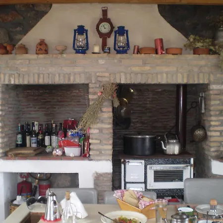 Ξενοδοχείο αραχωβίτικα καλύβια